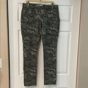 LEI women’s Green Camouflage Cargo Pants